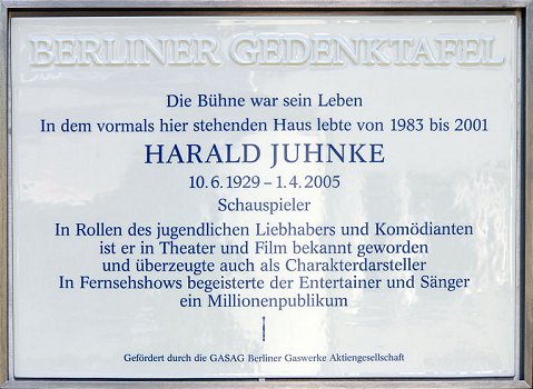 Berliner Gedenktafel Harald Juhnke (Lassenstraße 1, Berlin-Grunewald); Urheber: OTFW, Berlin; Lizenz: CC BY-SA 3.0; Quelle: Wikimedia Commons