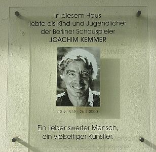 Gedenktafel für Joachim Kemmer. Crellestraße 41, Berlin-Schöneberg;  Quelle: Wikipedia; Urheber des Fotos: Axel Mauruszat, Berlin; Lizenz Foto der Gedenktafel: Der Urheber gestattet jedermann jede Form der Nutzung, unter der Bedingung der angemessenen Nennung seiner Urheberschaft. Weiterverbreitung, Bearbeitung und kommerzielle Nutzung sind gestattet.