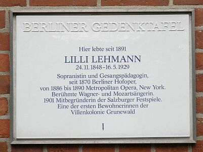 Berliner Gedenktafel für Lilli Lehmann. Herbertstraße 20, Berlin-Grunewald. Enthüllt am 4. Oktober 1989; Quelle:Wikipedia; Urheber des Fotos: Axel Mauruszat, Berlin; Der Urheber gestattet jedermann jede Form der Nutzung, unter der Bedingung der angemessenen Nennung seiner Urheberschaft. Weiterverbreitung, Bearbeitung und kommerzielle Nutzung sind gestattet.