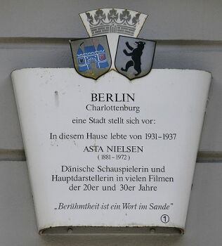 Gedenktafel fr Asta Nielsen. Fasanenstraße 69, Berlin-Charlottenburg; Quelle:Wikipedia; Urheber des Fotos: Axel Mauruszat, Berlin; Lizenz Foto der Gedenktafel: Der Urheber gestattet jedermann jede Form der Nutzung, unter der Bedingung der angemessenen Nennung seiner Urheberschaft. Weiterverbreitung, Bearbeitung und kommerzielle Nutzung sind gestattet.