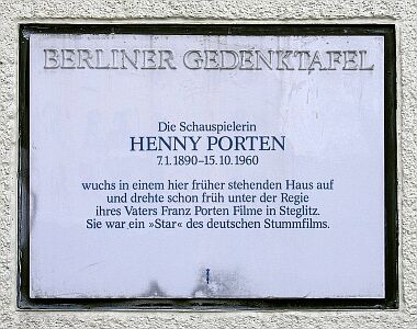 Gedenktafel für Henny Porten Im Berliner Bezirk Steglitz-Zehlendorf, Albrechtstrae40;  Quelle (Foto Gedenktafel):Wikipedia; Urheber des Fotos: Wikimedia-User OTFW, Berlin; Lizenz Foto der Gedenktafel: Es ist erlaubt, die Datei unter den Bedingungen der GNU-Lizenz für freie Dokumentation, Version1.2 oder einer späteren Version, veröffentlicht von der Free Software Foundation, zu kopieren, zu verbreiten und/oder zu modifizieren; es gibt keine unveränderlichen Abschnitte, keinen vorderen und keinen hinteren Umschlagtext. Der vollständige Lizenztext ist im Kapitel GNU-Lizenz für freie Dokumentation verfügbar.