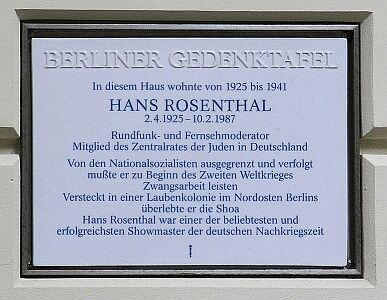 Berliner Gedenktafel, Hans Rosenthal, Winsstraße 63, Berlin-Prenzlauer Berg, Deutschland;  Urheber des Fotos: Wikimedia-User OTFW, Berlin; Lizenz Foto der Gedenktafel: Es ist erlaubt, die Datei unter den Bedingungen der GNU-Lizenz für freie Dokumentation, Version 1.2 oder einer späteren Version, veröffentlicht von der Free Software Foundation, zu kopieren, zu verbreiten und/oder zu modifizieren; es gibt keine unveränderlichen Abschnitte, keinen vorderen und keinen hinteren Umschlagtext. Der vollständige Lizenztext ist im Kapitel GNU-Lizenz für freie Dokumentation verfügbar.