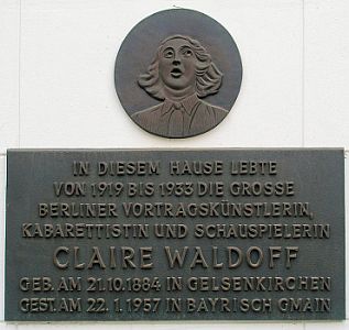 Gedenktafel Claire Waldoff, Regensburger Straße 33 in Berlin-Schöneberg; Quelle: Wikipedia bzw. Wikimedia Commons; Urheber: Wikimedia-Benutzer OTFW, Berlin, Lizenz CC-BY-SA 3.0.