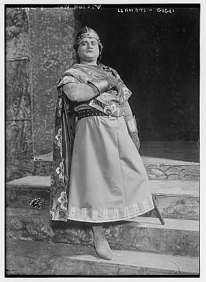 Beniamino Gigli (ca. 1920�1925) als Krieger Mylio in der Oper "Le roi d�Ys" ("Der K�nig von Ys") von �douard Lalo; Dieses Foto ist Bestandteil der "George Grantham Bain collection" der US-amerikanischen Library of Congress1),�abrufbar unter der digitalen�ID ggbain.33677 in der Abteilung f�r Drucke und Fotografien.Gem�� der Bibliothek gibt es keine Copyright-Restriktionen.