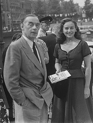 Paulette Goddard und Erich Maria Remarque Anfang Juli 1952 anlsslich einer Bootsfahrt in Amsterdam; Rechteinhaber: Nationaal Archief (Den Haag, Rijksfotoarchief; Bestandsnummer: 905-2097); Urheber/Fotograf: Herbert Behrens / Anefo: Quelle: Wikimedia Commons (Ausschnitt des Originalfotos); Lizenz: CC0 1.0, Verzicht auf das Copyright