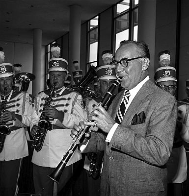Benny Goodman spielt am 28. August 1962 mit der "Disneyland Band"; Quelle: Wikimedia Commons von "UCLA Library Digital Collection"; Urheber: "Los Angeles Times"; Lizenz: CC BY 4.0 Deed