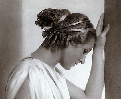 Nora Gregor, 1937 fotografiert von Franz Xaver Setzer (1886–1939), als Prinzessin Thaisa in dem Shakespeare-Drama "Perikles, Prinz von Tyrus" Quelle: Wikimedia Commons; Lizenz: gemeinfrei