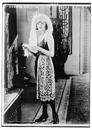 Dieses Foto  von Corinne Griffith ist Bestandteil der "George Grantham Bain collection" der US-amerikanischen Library of Congress, abrufbar unter der digitalen ID ggbain.31951 in der Abteilung fr Drucke und Fotografien. Gem der Bibliothek gibt es keine Copyright-Restriktionen; Quelle: Wikimedia Commons