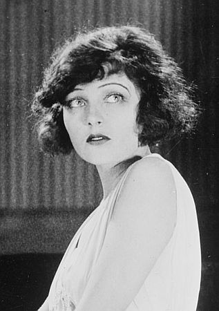 Dieses Foto (Ausschnitt) von Corinne Griffith  ist Bestandteil der "George Grantham Bain collection" der US-amerikanischen Library of Congress,abrufbar unter der digitalen ID ggbain.32351 in der Abteilung für Drucke und Fotografien. Gemäß der Bibliothek gibt es keine Copyright-Restriktionen, siehe Rights and Restrictions Information; Quelle: Wikimedia Commons.