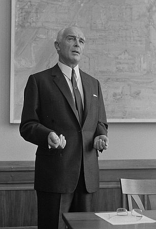 Prof.Dr. Bernhard Grzimek im August 1967 in Zrich; Urheber: Jack Metzger fr "Comet Photo"; Dieses Bild stammt aus der Sammlung (Bildarchiv)  der ETH-Bibliothek und wurde auf Wikimedia Commons im Rahmen einer Kooperation mit Wikimedia CH verffentlicht; Quelle: www.e-pics.ethz.ch; Urheber: Jack Metzger (Com_L16-0617-0002-0001); Lizenz: CC BY-SA 4.0;