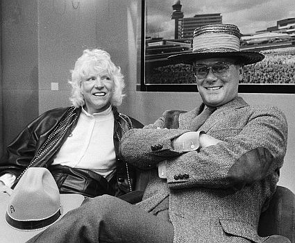 Larry Hagman mit Ehefrau Maj Mitte April 1983 in den Niederlanden (Flughafen Amsterdam Schiphol); Rechteinhaber: Nationaal Archief (Den Haag, Rijksfotoarchief; Bestandsnummer: 932-5628); Urheber/Fotograf: Rob Bogaerts / Anefo; Quelle: Wikimedia Commons (Ausschnitt des Originalfotos); Lizenz: CC BY-SA 3.0 NL Deed