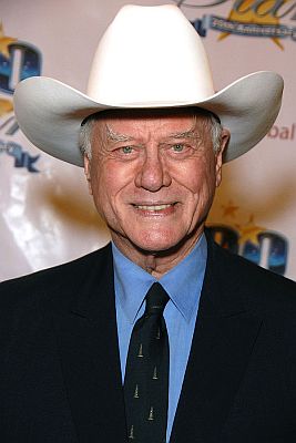 Larry Hagman anlsslich der "Nacht der 100 Sterne" für die 82. "Oscar"-Siegerparty im "Beverly Hills Hotel" im kalifornischen Beverly Hills am 7. März 2010; Urheber: Glenn Francis (Wikimedia-User: Toglenn); Lizenz: CC BY-SA 3.0 Deed; Quelle: Wikimedia Commons