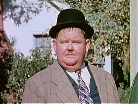 Szenenfoto mit Oliver Hardy aus dem kurzen Lehrfilm "The Tree in a Test Tube" (1943, "Im Reagenzglas"); Urheber: "Landwirtschaftsministerium der Vereinigten Staaten" (Office of Public Affairs); Quelle: Wikimedia Commons von catalog.archives.gov/id/1679; Lizenz: gemeinfrei