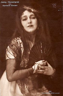 Jenny Hasselqvist als Marianne Sinclaire in "Gösta Berling", fotografiert von Henry B. Goodwin (1878 – 1931); Quelle: Wikimedia Commons; "Nordisk Konst"-Karte Nr. 1291; Lizenz: gemeinfrei