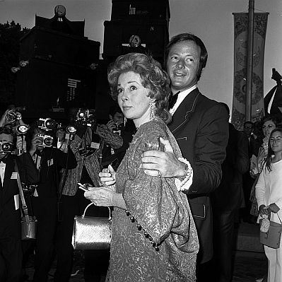 Susan Hayward Mitte Juni 1971 mit Film-Produzent Jay Bernstein (19372006) anlässlich der Benefiz-Veranstaltung des "Motion Picture & Television Fund" (MPTF); Quelle: Wikimedia Commons von "UCLA Library Digital Collection";Urheber: "Los Angeles Times"; Lizenz: CC BY 4.0 Deed