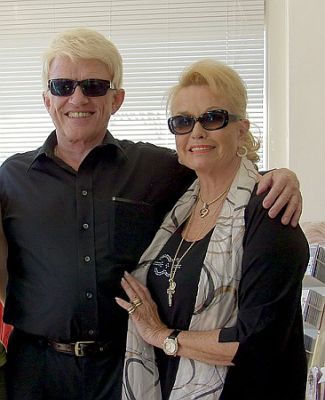 Heino mit Ehefrau Hannelore in ihrem Heino-Fanshop in Bad Münstereifel (12. Mai 2008); Urheber: Wikimedia-User RaymondRaimond Spekking; Copyright Raimond Spekking / CC-BY-SA-3.0 (via Wikimedia Commons); Quelle: Wikipedia bzw. Wikimedia Commons