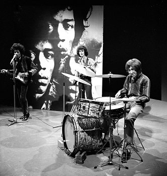 Die Band "Jimi Hendrix Experience" 1967bei einem Auftritt in der niederländischen TV-Show "Fenklup"; Urheber: VARA; Quelle: Beeld en GeluidwikiGallery: Fanclub; Genehmigung: Licentie afbeeldingen Beeld en Geluidwiki / CC-BY-SA 3.0. Niederlande; Quelle: Wikipedia bzw. Wikimedia Commons 