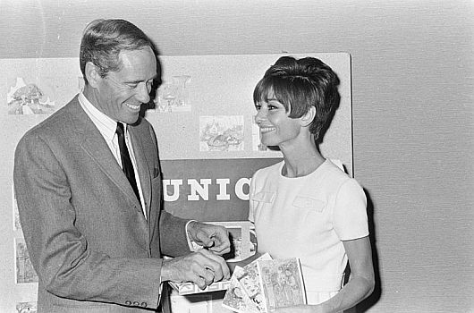 Mel Ferrer 1966 mit seiner Ehefrau Audrey Hepburn; Rechteinhaber: Nationaal Archief (Den Haag, Rijksfotoarchief; Bestandsnummer: 919-5685); Urheber/Fotograf: Evers, Joost / Anefo;  mehr bei ? www.gahetna.nl; Quelle: Wikimedia Commons; Lizenz: www.gahetna.nl/over-ons/open-data / CC BY-SA 3.0 NL