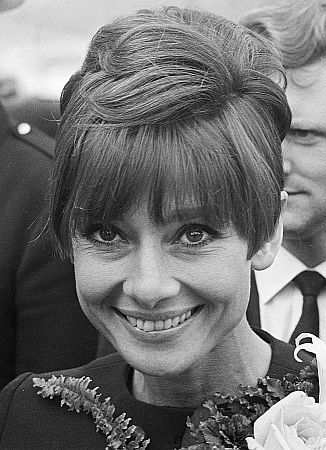 Audrey Hepburn am 16. September 1966 bei ihrer Ankunft auf dem Flughafen Amsterdam Schiphol; Rechteinhaber: Nationaal Archief (Den Haag, Rijksfotoarchief; Bestandsnummer: 919-5683); Urheber/Fotograf: Unbekannt / Anefo; uelle: Wikimedia Commons (Ausschnitt des Originalfotos); Lizenz: CC BY-SA 3.0 NL Deed