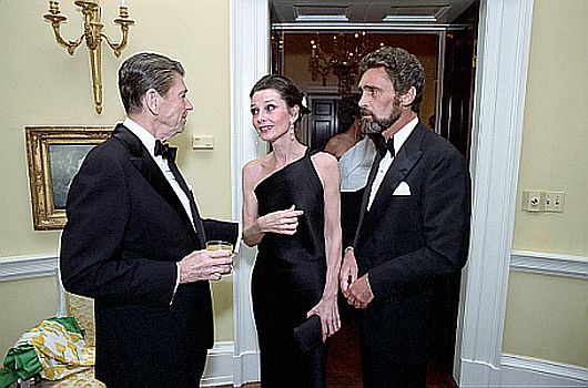 Audrey Hepburn mit ihrem Lebensgefhrten Robert Wolders und US-Prsident Ronald Reagan am 2. Mai 1981 anlsslich eines Dinners im "Weien Haus"; Quelle: Wikimedia Commons von catalog.archives.gov; Lizenz: gemeinfrei (Access: Unrestricted)