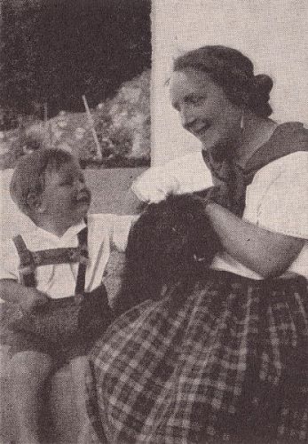 Hermine Körner und ihr Enkel Peter Götz (1922 – 1942); Urheber: Hermann Luyken (Chronikblätter der Familie Luyken (1961)); Lizenz CC-BY-SA 3.0.; Quelle: Wikimedia Commons bzw. Wikipedia