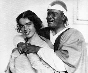 Szenenfoto mit Johanna Hofer als Desdemona und Fritz Kortner als Othello in "Othello" von William Shakespeare am "Preuischen Staatstheater", Regie: Leopold Jessner (Premiere: 11.11.1921); Quelle: Wikimedia Commons; Lizenz: Gemeinfreiheit