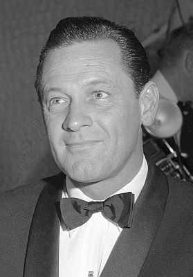 William Holden Anfang Dezember 1955; Quelle: Wikimedia Commons (Ausschnitt des Originalfotos) von "UCLA Library Digital Collection"; Urheber: "Los Angeles Times"; Lizenz: CC BY 4.0 Deed