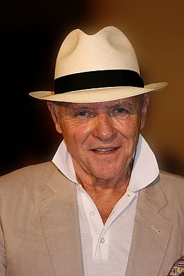 Sir Anthony Hopkins 2009 anlässlich des "Tuscan Sun Festivals" in Cortona (Italien); Urheber: Elena Torre, Viareggio (Italien); Quelle: www.flickr.com; Lizenz CC-BY-2.0; Veröffentlicht bei Wikipedia bzw. Wikimedia Commons