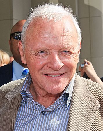 Anthony Hopkins 2010 beim "International Film Festival" in Toronto; Quelle: Wikimedia Commons bzw. www.flickr.com; Urheber: Gordon Correll (gdcgraphics bei www.flickr.com); Lizenz: CC BY 2.0