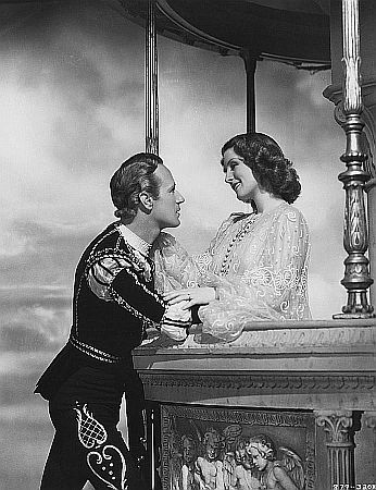 Leslie Howard und Norma Shearer als Romeo und Julia in dem MGM-Film "Romeo und Julia" (1936; "Romeo and Juliet"); Quelle: Wikimedia Commons von "Folger Shakespeare Library"; (luna.folger.edu; Image 9077); Lizenz: CC BY-SA 4.0 Deed