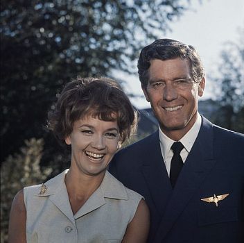 Paul Hubschmid als Pilot und Liselotte Pulver als dessen Ehefrau in dem Swissair-Film " This Is Your Captain Speaking"; dieses Bild stammt aus der Sammlung (Bildarchiv) der ETH-Bibliothek und wurde auf Wikimedia Commons im Rahmen einer Kooperation mit Wikimedia CH verffentlicht;"Comet Photo AG" (Zrich); Lizenz: CC BY-SA 4.0