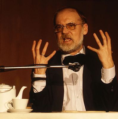 Hanns Dieter Hüsch während eines Programms im Februar 1983; Urheber: Wikimedia-User RX-Guru; Lizenz: CC BY-SA 3.0; Quelle: Wikimedia Commons