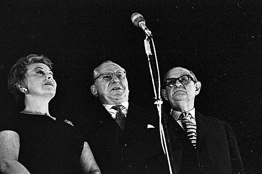 "Die Insulaner" am 6. Oktober 1959 in der Freiburger Stadthalle, (v.l.n.r.): Edith Schollwer, Bruno Fritz, Ewald Wenck; Urheber: Willy Pragher (19081992); Quelle: Deutsche Digitale Bibliothek bzw. Wikimedia Commons; Lizenz: CC BY 3.0