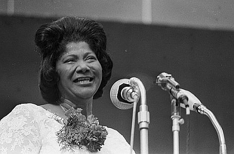 Mahalia Jackson am 7. Mai 1964 bei einem Konzert in Utrecht; Rechteinhaber: Nationaal Archief�(Den Haag,Rijksfotoarchief; Bestandsnummer: 916-4048); Urheber/Fotograf: Hugo van Gelderen / Anefo; Quelle: Wikimedia Commons; Lizenz:  CC0 1.0 (Verzicht auf das Copyright)