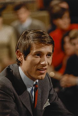 Udo Jrgens 1966 im Zricher "Road Shark Club" ("Hits a Gogo"); dieses Foto stammt aus der Sammlung (Bildarchiv)  der ETH-Bibliothek und wurde auf Wikimedia Commons im Rahmen einer Kooperation mit Wikimedia CH verffentlicht; Urheber: "Comet Photo AG" (Zrich)/Fotograf: Jack Metzger; File: Com_C15-032-003; Lizenz: CC BY-SA 4.0