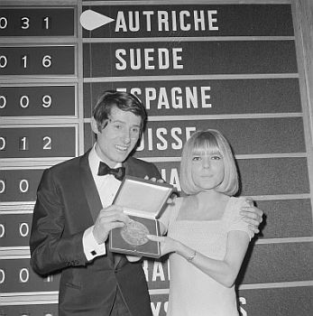France Gall, die Vorjahres-Gewinnerin des Wettbewerbs, gratuliert Udo Jrgens zum Sieg; Rechteinhaber: Nationaal Archief (Den Haag, Rijksfotoarchief; Bestandsnummer: 918-9215); Urheber/Fotograf: Bob van Dam / Anefo; Quelle: Wikimedia Commons; Lizenz: CC0 1.0 (Verzicht auf das Copyright)