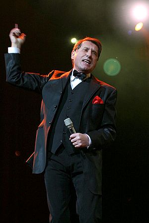 Udo Jürgens 2006 bei einem Konzert; Urheber: Dominik Beckmann; Lizenz: CC BY-SA 3.0 NL; Quelle: Wikimedia Commons