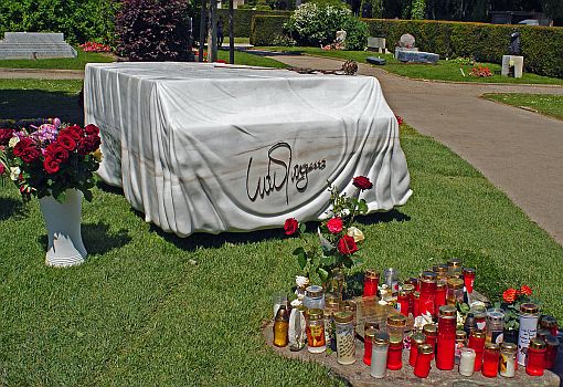 Foto der Grabstelle von Udo Jrgens auf dem "Wiener Zentralfriedhof"; Urheber des Fotos: Wikimedia-User: HeinzLW; Lizenz: CC BY-SA 4.0; Quelle: Wikimedia Commons