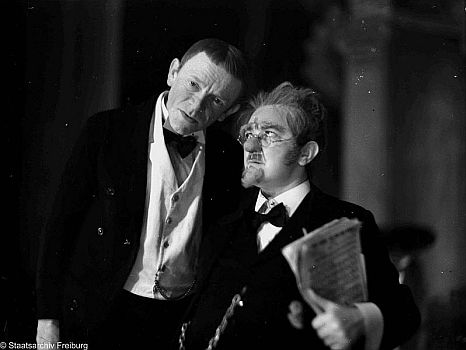 Liesl Karlstadt und Karl Valentin 1935 im "Kabarett der Komiker" mit dem Sketch "Vorstadtorchester"; Urheber: Willy Pragher; Lizenz: CC BY 3.0; Rechteinhaber: Landesarchiv Baden-Württemberg; Quelle: Deutsche Digitale Bibliothek bzw. Wikimedia Commons.
