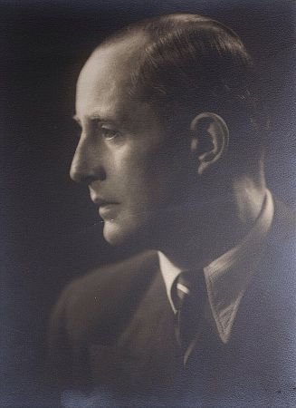 Der Schauspieler Bruno Kastner Anfang der 1930er Jahre; Urheber: Gregory Harlip (?–1945); Quelle: Wikimedia Commons; Lizenz: gemeinfrei