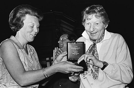 Die knftige niederlndische Knigin Prinzessin Beatrix berreicht Danny Kaye am 23. Juni 1979 die UNICEF-Goldmnze anlsslich des "Internationalen Jahr des Kindes"; Rechteinhaber: Nationaal Archief (Den Haag, Rijksfotoarchief; Bestandsnummer: 930-3282); Urheber/Fotograf: Rob C. Croes / Anefo; Lizenz:CC0 1.0 (Verzicht auf das Copyright); Quelle: Wikimedia Commons