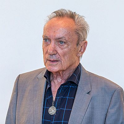 Udo Kier am 30. September 2024 beim Empfang im "K�lner Rathaus" durch Oberb�rgermeisterin Henriette Reker anl�sslich seines 80. Geburtstages; Urheber/� Raimond Spekking; Lizenz: CC BY-SA 4.0; Quelle: Wikimedia Commons