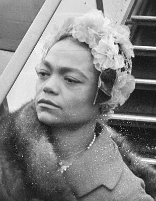 Eartha Kitt Anfang Mai 1962 in den Niederlanden; Rechteinhaber: Nationaal Archief&nbsp;(Den Haag, Rijksfotoarchief; Bestandsnummer: 913-8744); Urheber/Fotograf: Hugo van Gelderen / Anefo; Quelle: Wikimedia Commons (Ausschnitt des Originalfotos); Lizenz:  CC0 1.0 (Verzicht auf das Copyright)