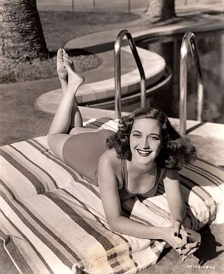 Dorothy Lamour in den 1940ern, fotografiert von Whitey Schafer (1903–1951); Quelle: Wikimedia Commons: Lizenz: gemeinfrei