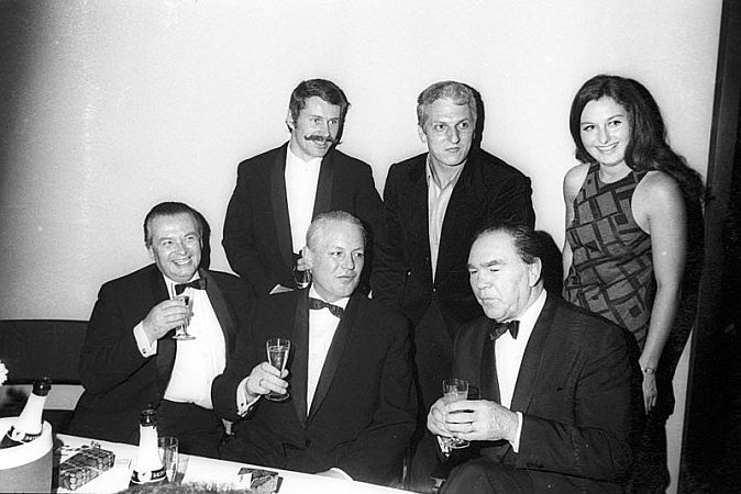 Prominente Gste beim Olympia-Ball 1971 im "Kieler Schloss"; (vorn v.l.) WilliDaume, Prsident des "Nationalen Olympischen Komitees"(NOK), MdB GerhardStoltenberg, Boxer MaxSchmeling, (hinten v.l.) Segler UllrichLibor, Leichtathlet Martin Lauer und seine Frau Christa Lauer; Urheber: Friedrich Magnussen (19141987); Lizenz: CC BY-SA 3.0 DE; Quelle: Wikimedia Commons bzw. Stadtarchiv Kiel (Bildnachlass Friedrich Magnussen)