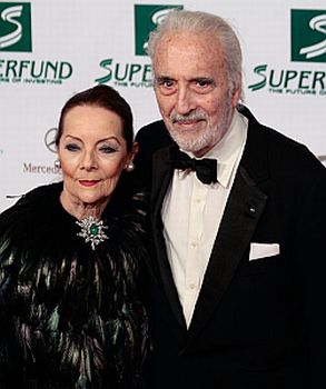 Christopher Lee mit seiner Ehefrau 5. März 2009 anlässlich der "Women's World Awards 2009" in der Wiener Stadthalle; Quelle: Wikimedia Commons; Urheber: Manfred Werner  Tsui; Lizenz CC-BY-SA 3.0 