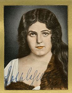 Lotte Lehmann auf einem Sammelbild aus der Serie "Bühnenstars und ihre Autogramme", die 1933 den "Gold-Saba"-Zigaretten der "Garbaty"-Zigarettenfabrik von Josef Garbáty beilagen; Urheber: Franz Xaver Setzer (1886–1939); Quelle: Wikimedia Commons: Lizenz: gemeinfrei