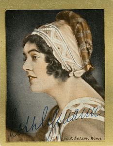 Lotte Lehmann auf einem Sammelbild aus der Serie "Bühnenstars und ihre Autogramme", die 1933 den "Gold-Saba"-Zigaretten der "Garbaty"-Zigarettenfabrik von Josef Garbáty beilagen; Urheber: Franz Xaver Setzer (1886–1939); Quelle: Wikimedia Commons: Lizenz: gemeinfrei