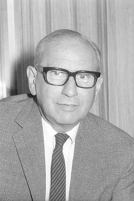 Robert Lembke im Juni 1969 anlässlich der "Kieler Woche" in seiner Funktion als Aufsichtsratsmitglied des "Deutschen Olympiazentrums Radio Television"; Urheber: Friedrich Magnussen (1914–1987); Lizenz: CC BY-SA 3.0 DE; Quelle: Wikimedia Commons von Rechteinhaber "Stadtarchiv Kiel" (Identity: 45.403