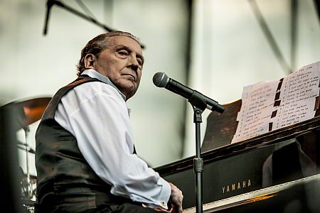 Jerry Lee Lewis bei einem Konzert in Memphis am 30. April 2011; Urheber: LarryPhilpot; Www.soundstagephotography.com; Lizenz: CC BY-SA 3.0; Quelle: Wikimedia Commons 